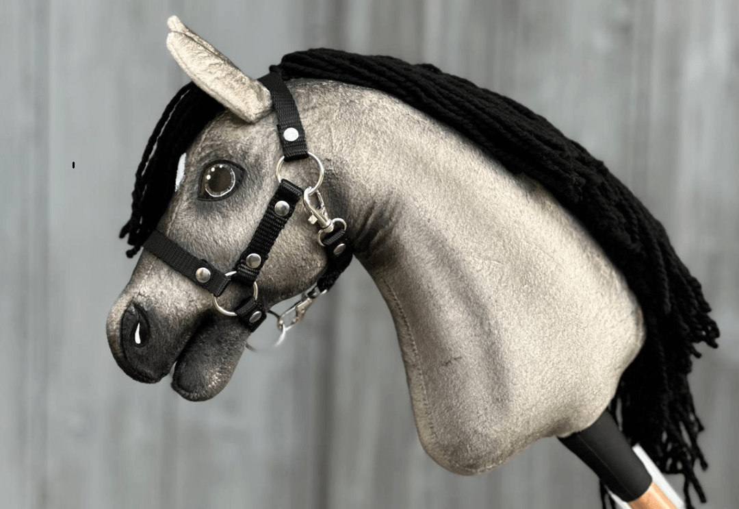 Hobby Horse LarDen veľkosti XS so sivou plyšovou srsťou, čiernou priadzovou hrivou a čiernou ohlávkou