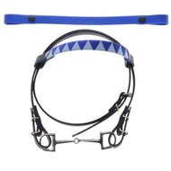 Uzdečka bez nánosníka modrá s 2 čelenkami (veľ. M) od Hobby Horse LarDen v modro-čiernom prevedení so strieborným zubadlom, geometrickou modrobielou polstrovanou vymeniteľnou čelenkou a ladiacim modrým remienkom na bielom pozadí.