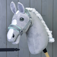 Hobby Horse LarDen Ohlávka sivá s mint barančekom – plyšový sivý doplnok pre Hobby Horse s bielou hrivou a znakmi na hlave – na sivom drevenom pozadí.