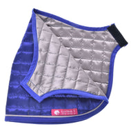 Deka DeLuxe Blue obojstranná od Hobby Horse LarDen, prešívaný modrosivý tréningový prehoz pre kone so suchým zipsom, s ružovým vnútorným štítkom s bielym textom a logom koňa pre väčší štýl.