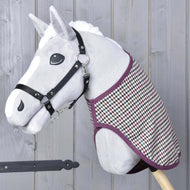 Sivá hračka Hobby Horse od Hobby Horse LarDen s čiernou ohlávkou a dekou western Colorado, nasadená na drevenej tyči a umiestnená pred sivou drevenou stenou.