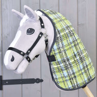 Detail sivej hračky Hobby Horse na tyči s čiernou ohlávkou a dekou Deka stajňová Lemon Blue od Hobby Horse LarDen na drevenom pozadí.