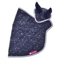 Náušník Set Magic od Hobby Horse LarDen má tmavomodrú polstrovanú prešívanú látku so vzorom hviezd, fialové ušká a svetlosivé lemovanie a je zobrazený na bielom pozadí. Pri spodnom okraji je pripevnený ružový štítok s logom značky.