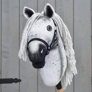 Sivý Hobby Horse LarDen "Naivy" s bielou priadzovou hrivou, čiernou ohlávkou a gombíkovými očami (veľkosť S), umiestnený pred dreveným plotom.