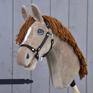 Hobby Horse Oliver s čiernou ohlávkou + ohlávkou s barančekom ZADARMO od Hobby Horse LarDen, s hnedou srsťou, bielou lysinou, hrivou z priadze a na drevenej tyči, inšpirovaný oldenburským žrebcom.
