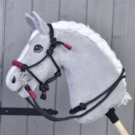 Povrazový set Maroon od Hobby Horse LarDen zobrazený pred sivou drevenou stenou s povrazmi vo vínovej farbe navrhnutými pre Hobby Horse.