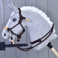 Povrazový set Orange od Hobby Horse LarDen je zobrazený pred dreveným plotom, s oranžovým povrazovým setom bezpečne pripevneným k pevnej drevenej tyči.