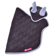Set Purple od Hobby Horse LarDen má prešívaný čierno-sivý dizajn labky s dvoma bielymi polstrovanými prstami a ružovým štítkom na okraji, inšpirovaný pohodlnými dekami pre Hobby Horse pre komfort a štýl.