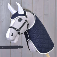 Set Monte od Hobby Horse LarDen tvorí sivá plyšová hlava Hobby Horse s tmavomodrou prešívanou dekou a ladiacou sadou čabraky na uši s bielym lemovaním, zobrazená na tyči pred svetlým drevom – ideálny dekoratívny kúsok.