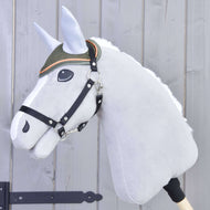 Plyšový Hobby Horse LarDen na tyči s bielou hrivou, sivou tvárou, čiernou uzdečkou a vyšívaným okom má nasadenú čabraku Sport – zelenú čabraku s oranžovým lemovaním – na svetlom drevenom pozadí.