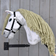 Hobby Horse Victory s čiernou ohlávkou - veľkosť M od Hobby Horse LarDen, s bielou plyšovou hlavou, dlhou žltou hrivou z priadze a čiernou ohlávkou, inšpirovaný andalúzskou kobylou.