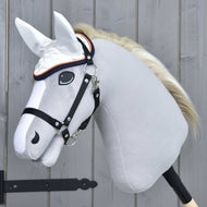 Čabraka Speedy od Hobby Horse LarDen na realistickom sivom Hobby Horse s čiernou uzdečkou, bielou hrivou a bielou čabrakou proti muchám, nasadenom na drevenej tyči pred svetlosivou drevenou stenou.