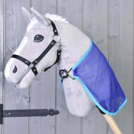 Sivá hračka Hobby Horse LarDen s čiernou uzdečkou a bielou hrivou má na sebe modrú Deka proti hmyzu. Kôň má oči v štýle kreslenej postavičky a je umiestnený pred drevenou stenou.