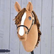 Hobby Horse Edward-LD s černou ohlávkou od Hobby Horse LarDen, ručně vyrobený a inspirovaný kaštanovým hannoverským koněm s bílou lysinou a přízovou hřívou, je zobrazen před šedým dřevěným plotem.