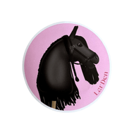 Okrúhla samolepka zo Set Stickers 5 od Hobby Horse LarDen zobrazuje čierneho Hobby Horse s uzdečkou a zapletenou hrivou na ružovom pozadí, s nápisom „LarDen“ v červenej farbe na pravej strane kruhu.