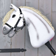 Hobby Horse Little Lady s čiernou ohlávkou od Hobby Horse LarDen má bielu plyšovú hlavu s čiernou ohlávkou a krémovou hrivou, je nasadený na čiernej tyči – ideálny pre nápaditú hru.