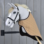 Sivý látkový Hobby Horse od Hobby Horse LarDen s čiernou uzdečkou a prepravnou dekou Paris, na drevenej tyči, umiestnený pred dreveným plotom.