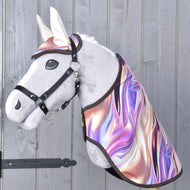 Set Valery od Hobby Horse LarDen na plyšovom Hobby Horse pripevnenom na stene, s dúhovo lesklou pláštenkou, čiernou uzdečkou a elegantnou čabrakou na pozadí zo svetlosivých drevených panelov.