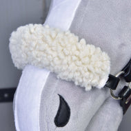Detail Set Harmony Elsa od Hobby Horse LarDen, zobrazujúci biely kučeravý plyšový nánosník, čiernu uzdečku z umelej kože a prešívanú čiernu nozdru na jemnej sivo-bielej látke.