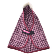 Deka stajňová Winter Magic od Hobby Horse LarDen z ružovej a čiernej PES látky so vzorom kohútej stopy, s vínovým lemovaním, nadýchaným bielym golierom, čiernym zapínaním na popruh a ružovým štítkom Loff Petit – ideálna na dodanie elegantného štýlu tvojmu Hobby Horse.