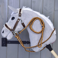 Set Perfect Combination Brown od Hobby Horse LarDen je pôvabný hnedý Hobby Horse s mäkkou hrivou, uzdečkou a pohodlnou ohlávkou s kožušinovým polstrovaním na drevenej tyči – roztomilý doplnok do tvojej zbierky doplnkov pre Hobby Horse.