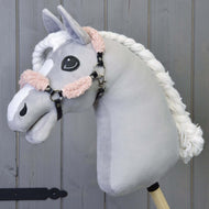 Čierna ohlávka z koženky s kompletným staroružovým barančekom od Hobby Horse LarDen na plyšovom Hobby Horse so svetlosivou hlavou, bielou pletenou hrivou a čiernou ohlávkou, na drevenej tyči pred dreveným panelovým pozadím.