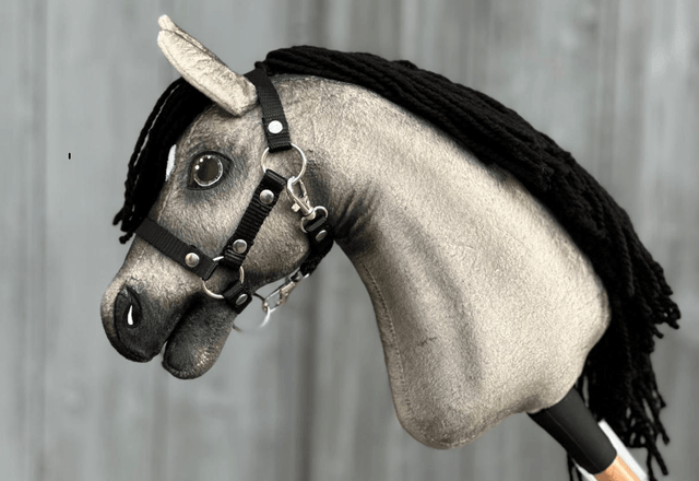 Hobby Horse LarDen veľkosti XS so sivou plyšovou srsťou, čiernou priadzovou hrivou a čiernou ohlávkou