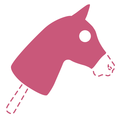 Jednoduchá ružová ilustrácia hlavy Hobby Horse s gombíkovým okom, tyčou ako základom a prerušovanými líniami naznačujúcimi chýbajúce časti na svetlosivom pozadí.