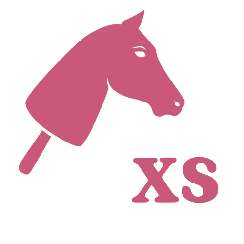 Ružová ilustrácia konskej hlavy na tyči vedľa výrazných ružových písmen XS na svetlom pozadí.