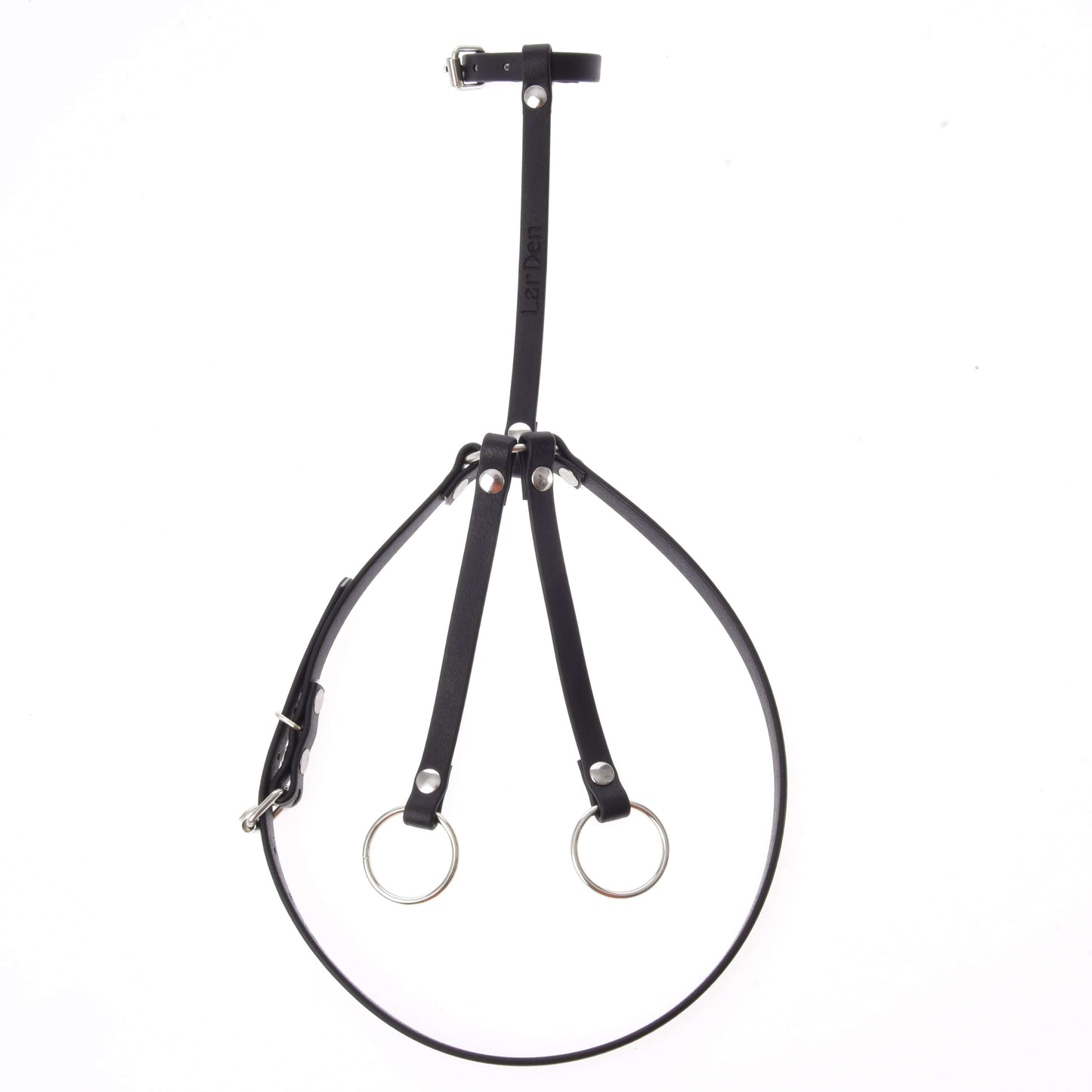 Martingal čierny od Hobby Horse LarDen, elegantný čierny remeňový postroj s nastaviteľnými prackami a dvoma kovovými krúžkami, položený naplocho na bielom pozadí.