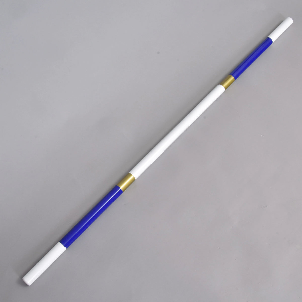 Bariérka modrozlatá od Hobby Horse LarDen, ľahká tyč z poťahovaného PVC s priemerom 32 mm s modrými koncami, bielymi strednými časťami a dvoma zlatými krúžkami, so striedajúcimi sa bielymi, modrými a zlatými segmentmi, zobrazená diagonálne na svetlosivom pozadí.