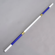 Bariérka modrozlatá od Hobby Horse LarDen, lehká tyč z potaženého PVC o průměru 32 mm s modrými konci, bílými středními částmi a dvěma zlatými kroužky, se střídajícími se bílými, modrými a zlatými segmenty, zobrazená diagonálně na světle šedém pozadí.