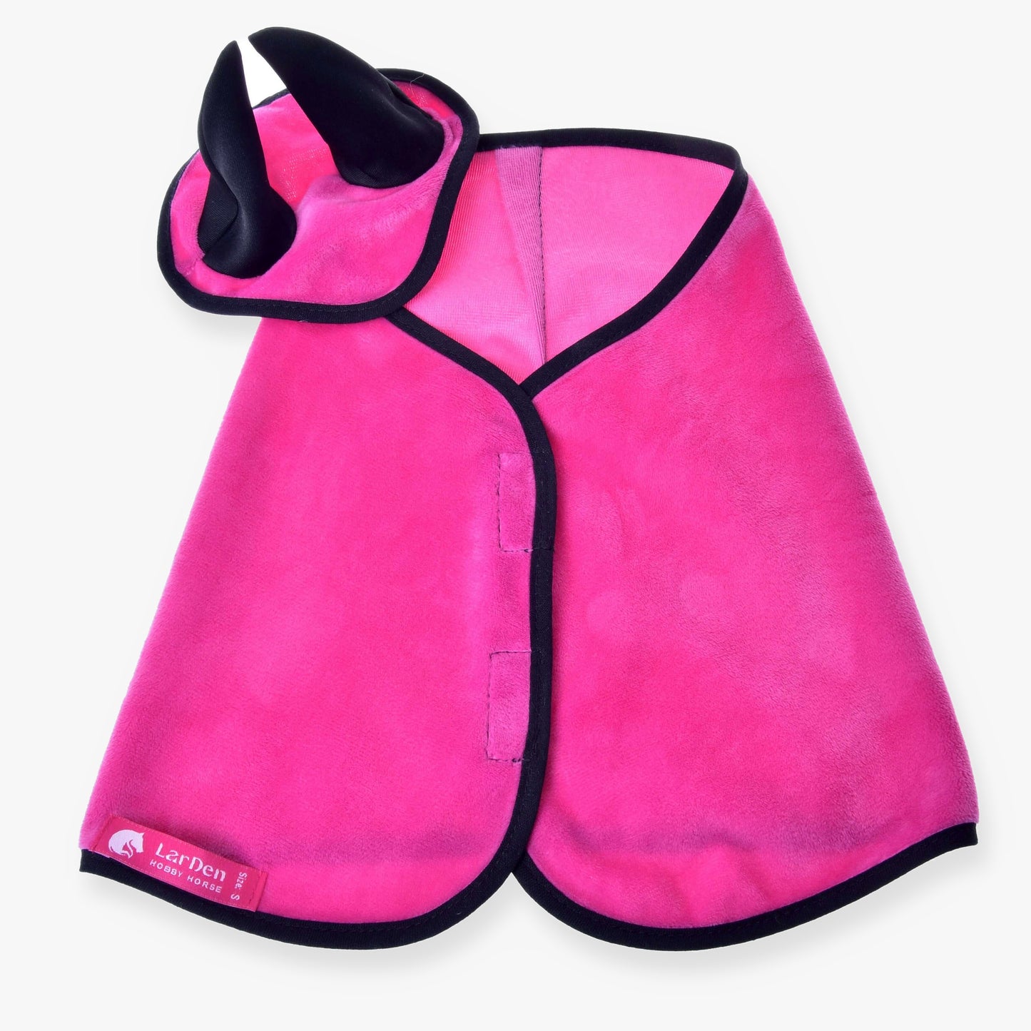 Set Hot Pink (čabraka + deka) od Hobby Horse LarDen obsahuje pláštěnku ve stylu čabraky s černým lemem a ladící kryt hlavy se dvěma černými rohy; štítek značky je na levé spodní straně pláštěnky.