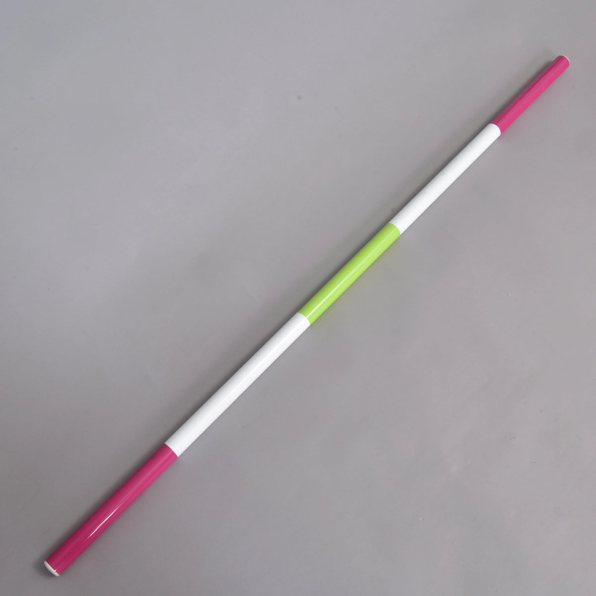 Bariérka ružovo-zelená od Hobby Horse LarDen, ľahká tyč s priemerom 32 mm so striedajúcimi sa ružovými, bielymi a jedným zeleným segmentom, je zobrazená diagonálne na jednofarebnom sivom pozadí.