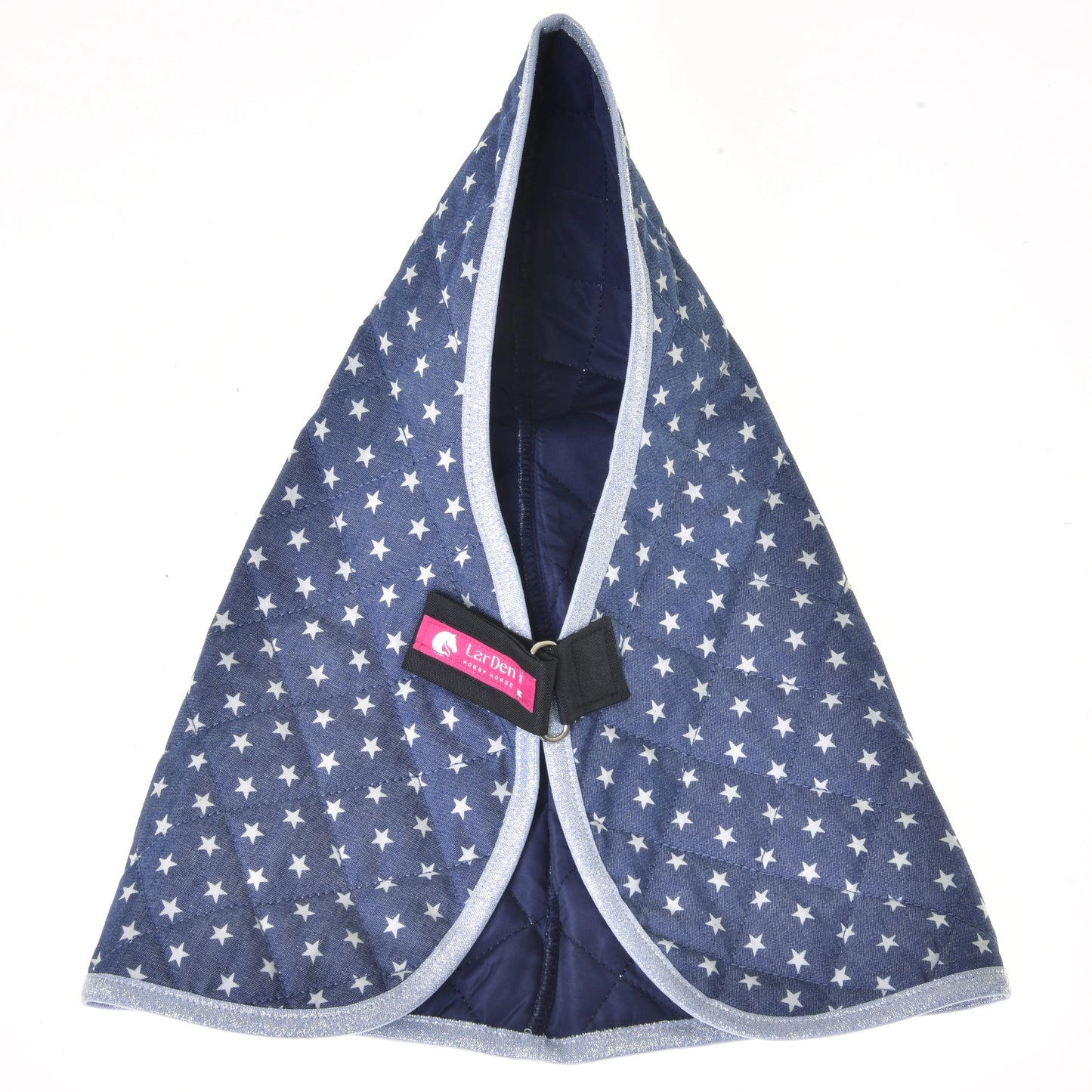 Modrý pelech Stable Blanket Star od Hobby Horse LarDen so vzorom hviezd a svetlosivým lemom pripomínajúci konskú deku, položený naplocho a rozložený na bielom pozadí. Uprostred je viditeľný ružový štítok a čierna pracka.