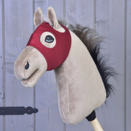 Zamatová maska na koňa bez uší pre Hobby Horse od LarDen je upevnená na drevenej tyči pred sivým dreveným obkladom a spája klasický pôvab s praktickým dizajnom, pričom táto pôvabná prateľná hračka ponúka hodiny nápaditej hry a jednoduchú údržbu