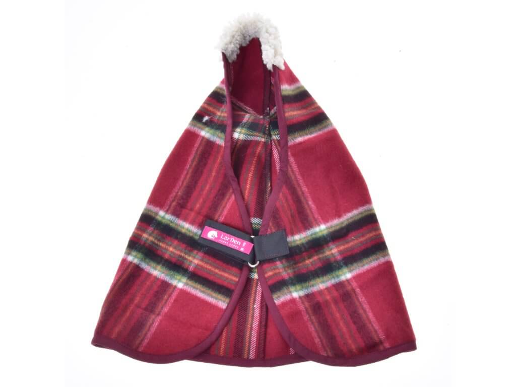 Deka stájová Christmas od Hobby Horse LarDen je fleecový kabátek pro psa v červené kostce inspirovaný koňskými dekami, s kapucí s bílou sherpa podšívkou, předním zipem a růžovým štítkem „L’Chic Pet“ – perfektní pro pohodlný psí styl.