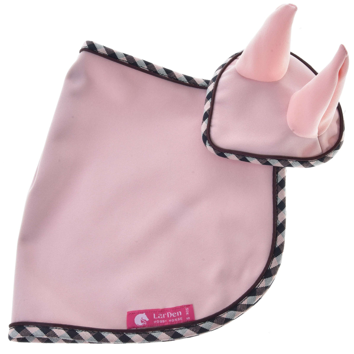 Set Abby od Hobby Horse LarDen je svetloružový psí plášťik s károvaným lemovaním a kapucňou s dvoma mäkkými špicatými ušami. Pri spodnom okraji je našitý ružový štítok s bielym textom, ktorý dodáva roztomilý finálny detail.