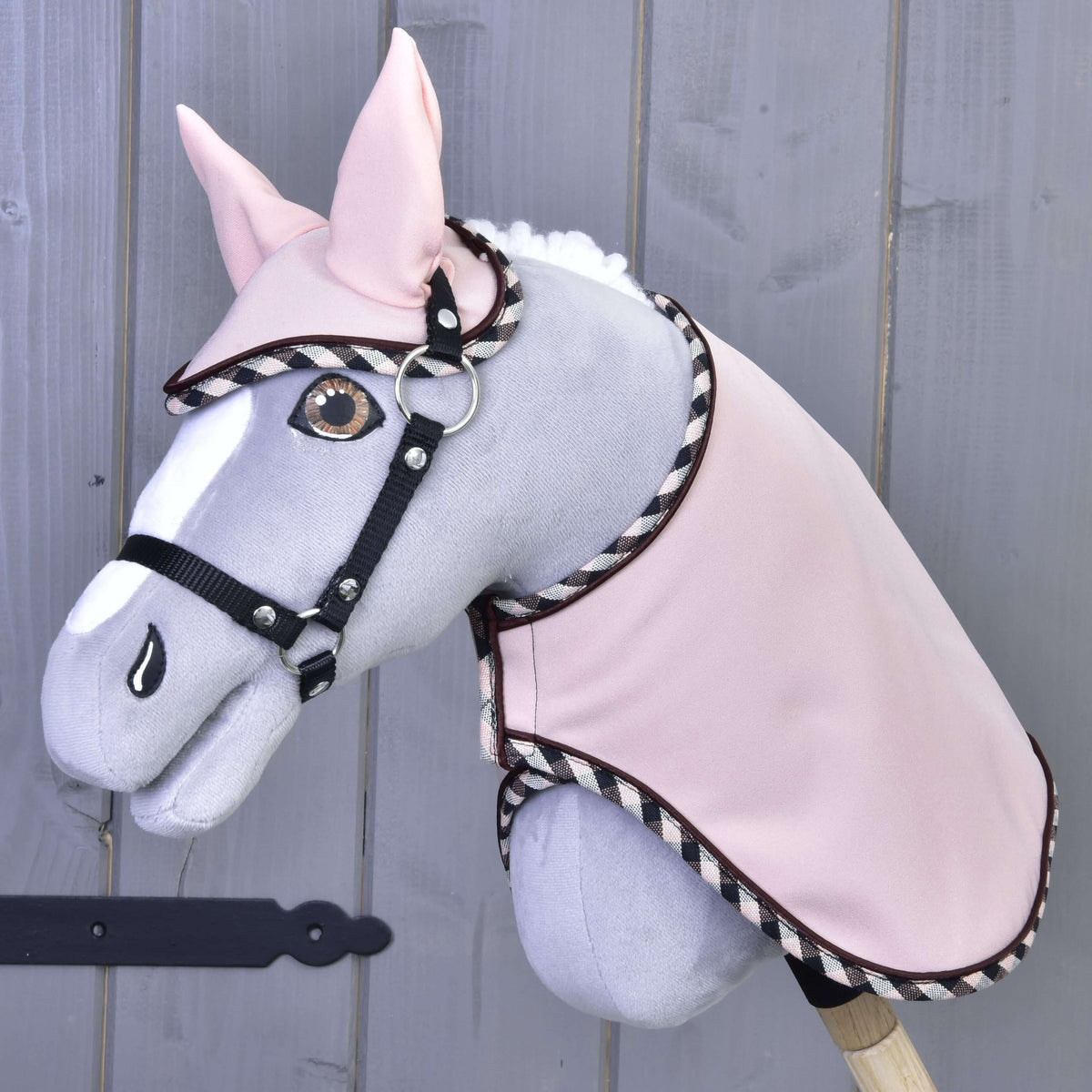 Set Abby od Hobby Horse LarDen je sivobiely plyšový Hobby Horse s plyšovou hrivou, vyšívaným okom a ružovou uzdečkou a dekou, zobrazený pred svetlou drevenou stenou.