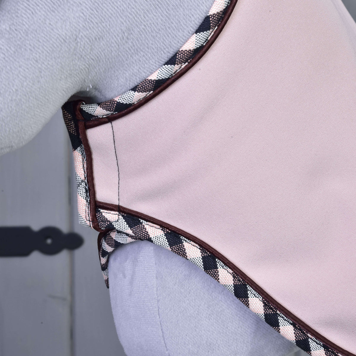Detail Set Abby od Hobby Horse LarDen – svetloružový doplnok s čiernym, bielym a ružovým károvaným lemovaním, podobný čabrake na uši – nosený na svetlom pozadí, vľavo je viditeľný ozdobný pánt.