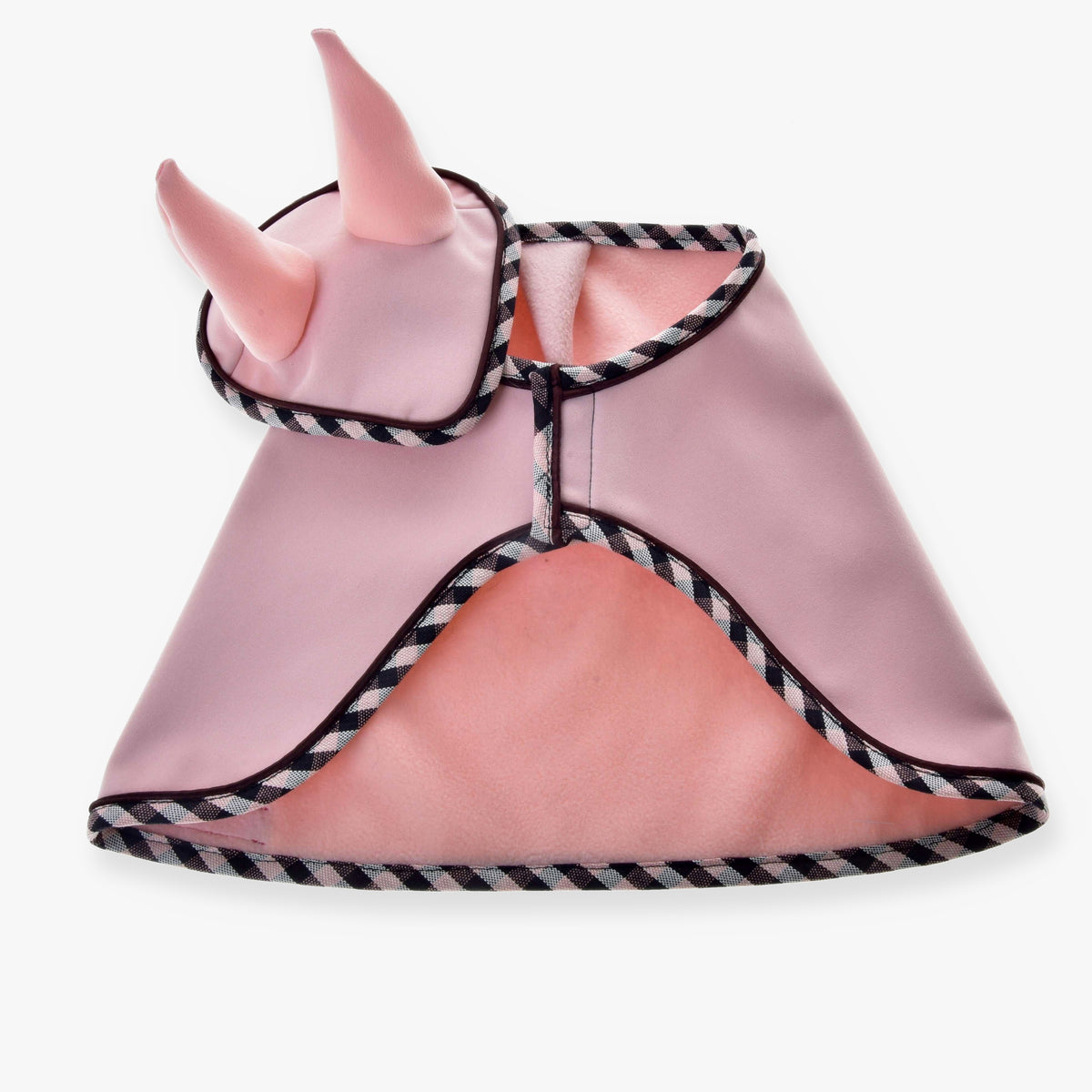 Set Abby od Hobby Horse LarDen je svetloružový kostým pre maznáčika s čierno-bielym lemovaním, štylizovaný ako plášťik s mäkkými ružovými rohmi na kapucni – roztomilý vzhľad inšpirovaný čabrakou na uši. Zobrazený naplocho na bielom pozadí.