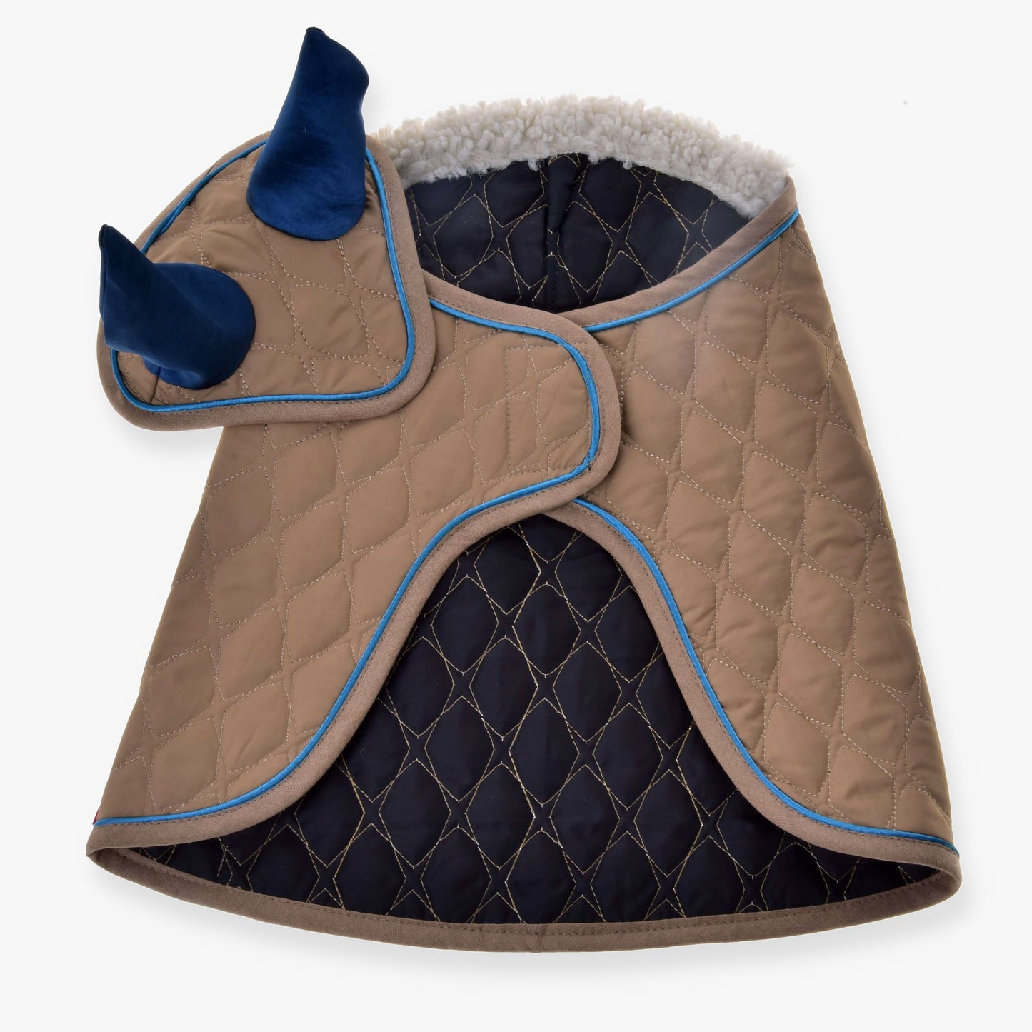 Set Almond Star od Hobby Horse LarDen, prošívaný pelíškový kabátek v béžové a tmavě modré s modrým lemováním, má kapuci ve tvaru zvířecí hlavy s modrými ušima a rohy a je podšitý měkkým bílým fleecem pro pohodlí.