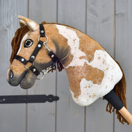 Hobby Horse Biscuit zboku, hnedo-biely plyšový Hobby Horse s čiernou ohlávkou