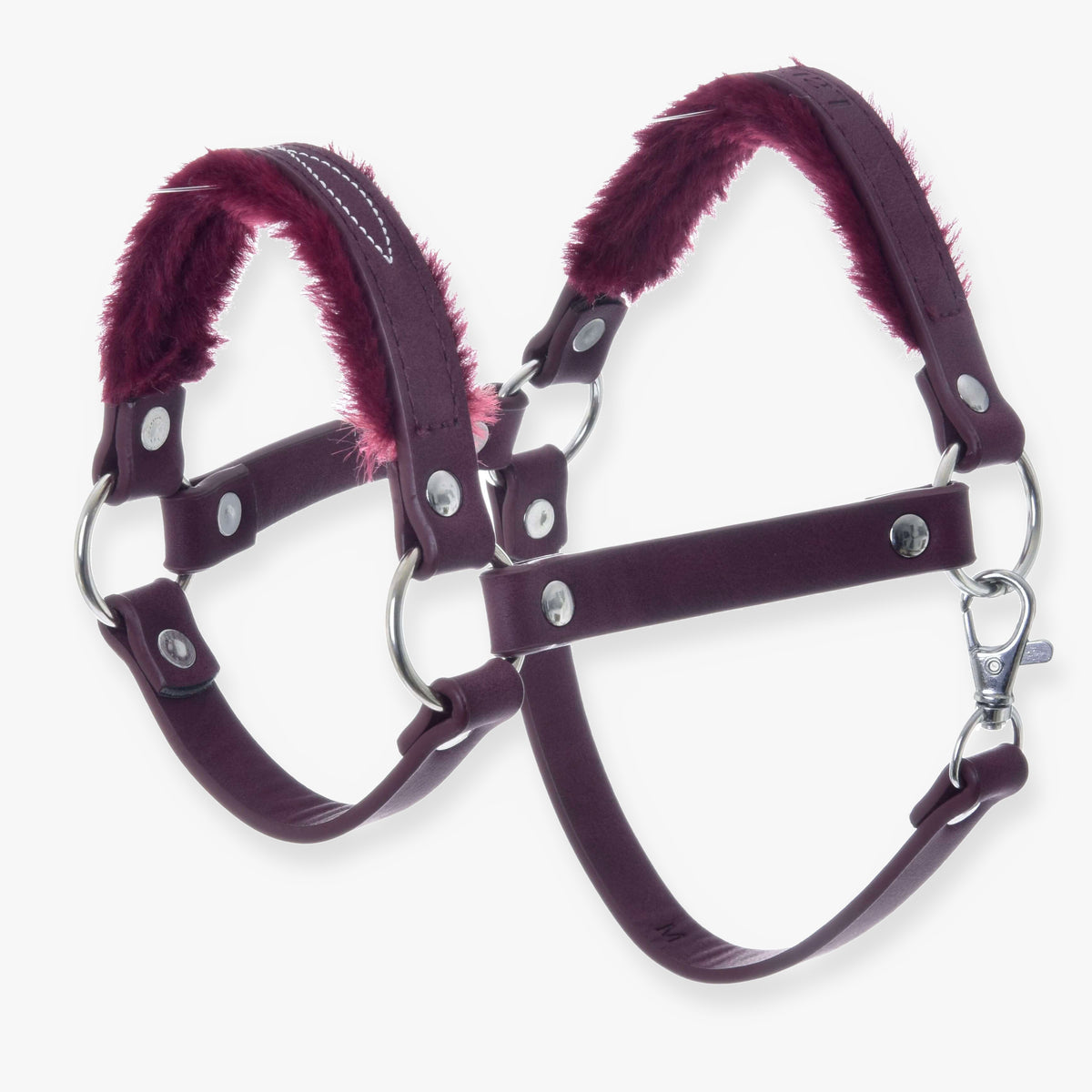 Ohlávka s barančekom z koženky Burgundy od Hobby Horse LarDen má mäkké chlpaté polstrovanie pre pohodlie a kontrolu a tiež strieborné kovanie, takže je štýlovým a funkčným doplnkom pre tvojho Hobby Horse.