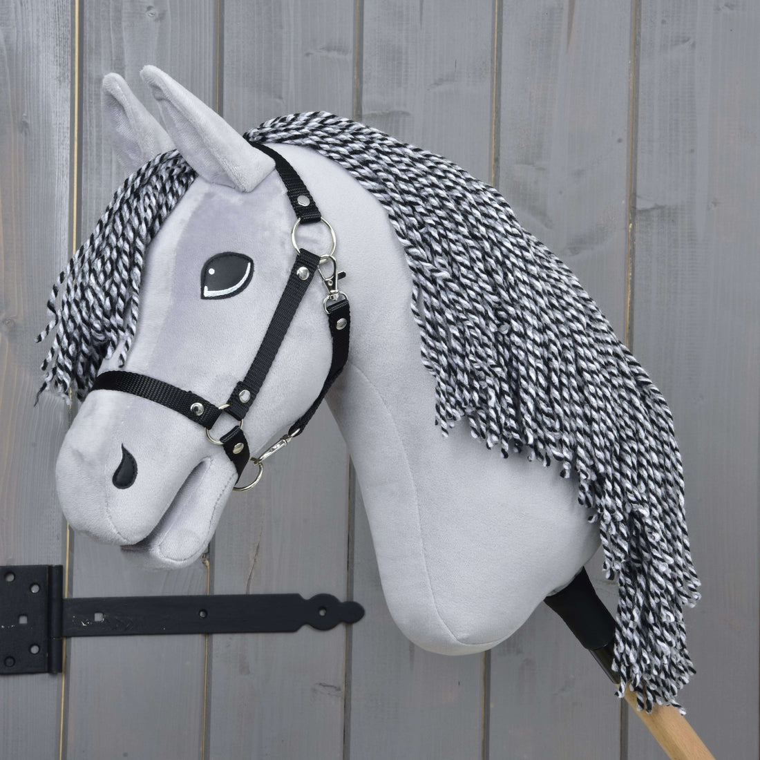 Hobby Horse Caesar s čiernou ohlávkou
