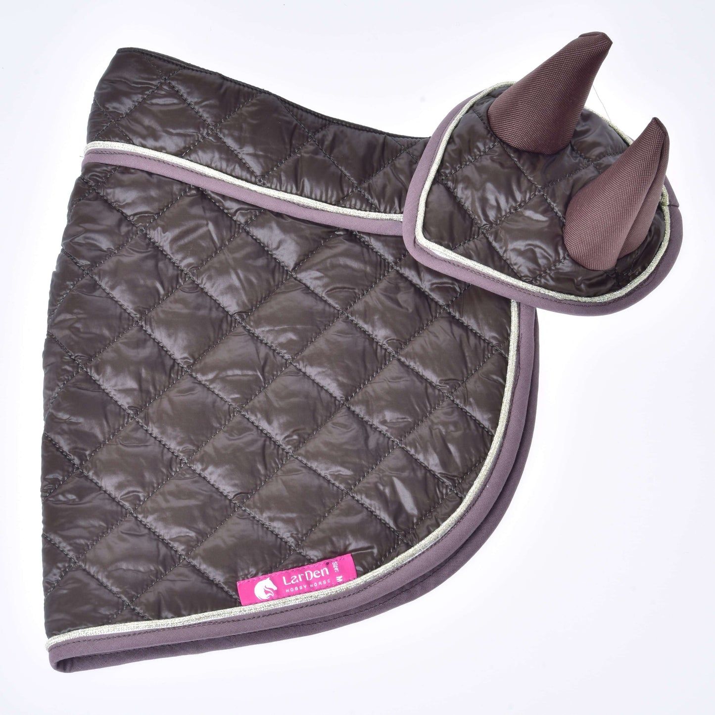 Set Thermo Chocolate od Hobby Horse LarDen tvoří prošívaná tmavě hnědá podsedlová dečka a ladící čabraka se světlou paspulkou, obě elegantně zobrazené na bílém pozadí. Stylový akcent doplňuje růžový štítek s bílým textem.