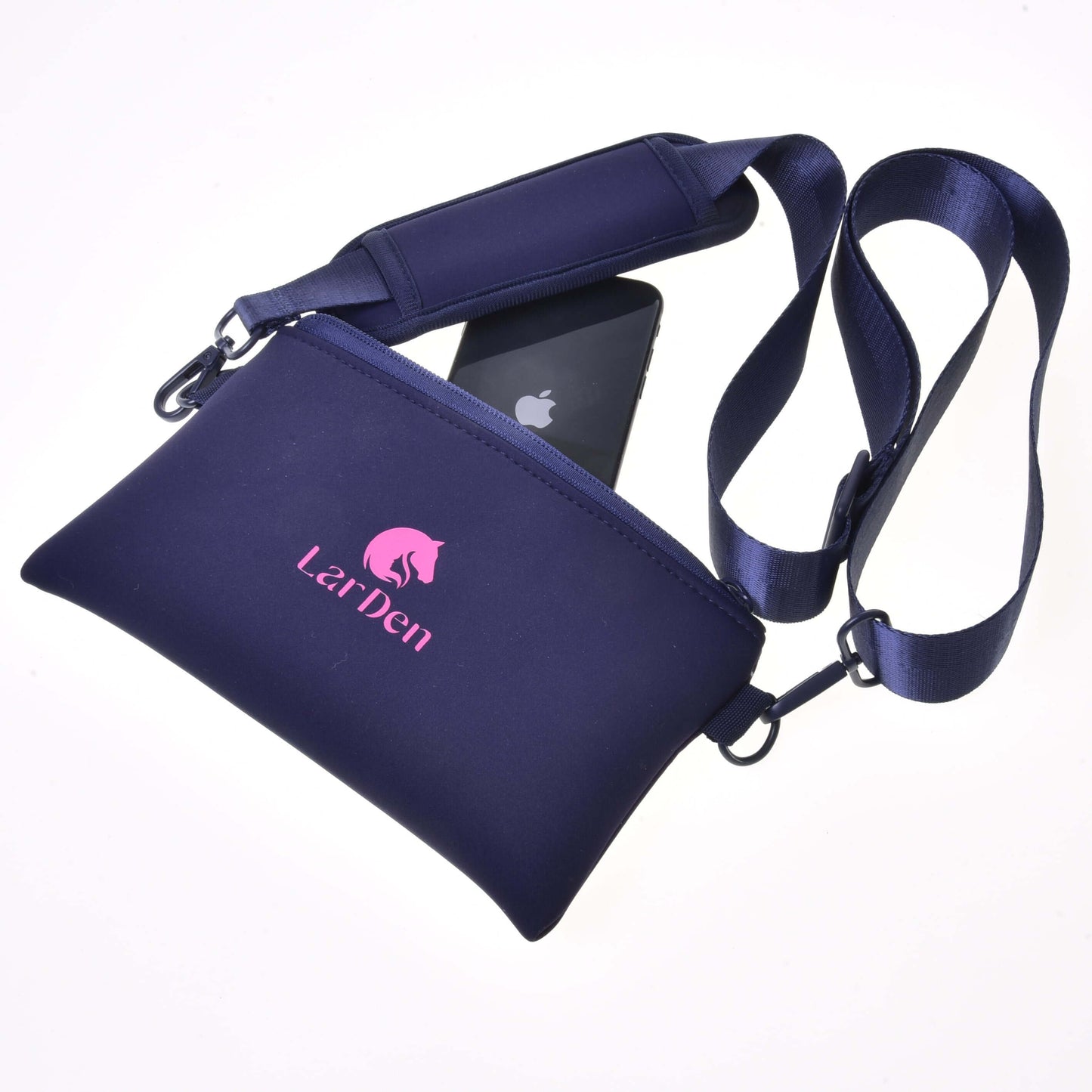 Tmavomodrá neoprénová taška Crossbody od Hobby Horse LarDen so zapínaním na zips, nastaviteľným odnímateľným popruhom a ružovým logom s grafikou koňa. Z nie celkom zapnutého vrecka vykúka čierny smartfón na bielom pozadí.