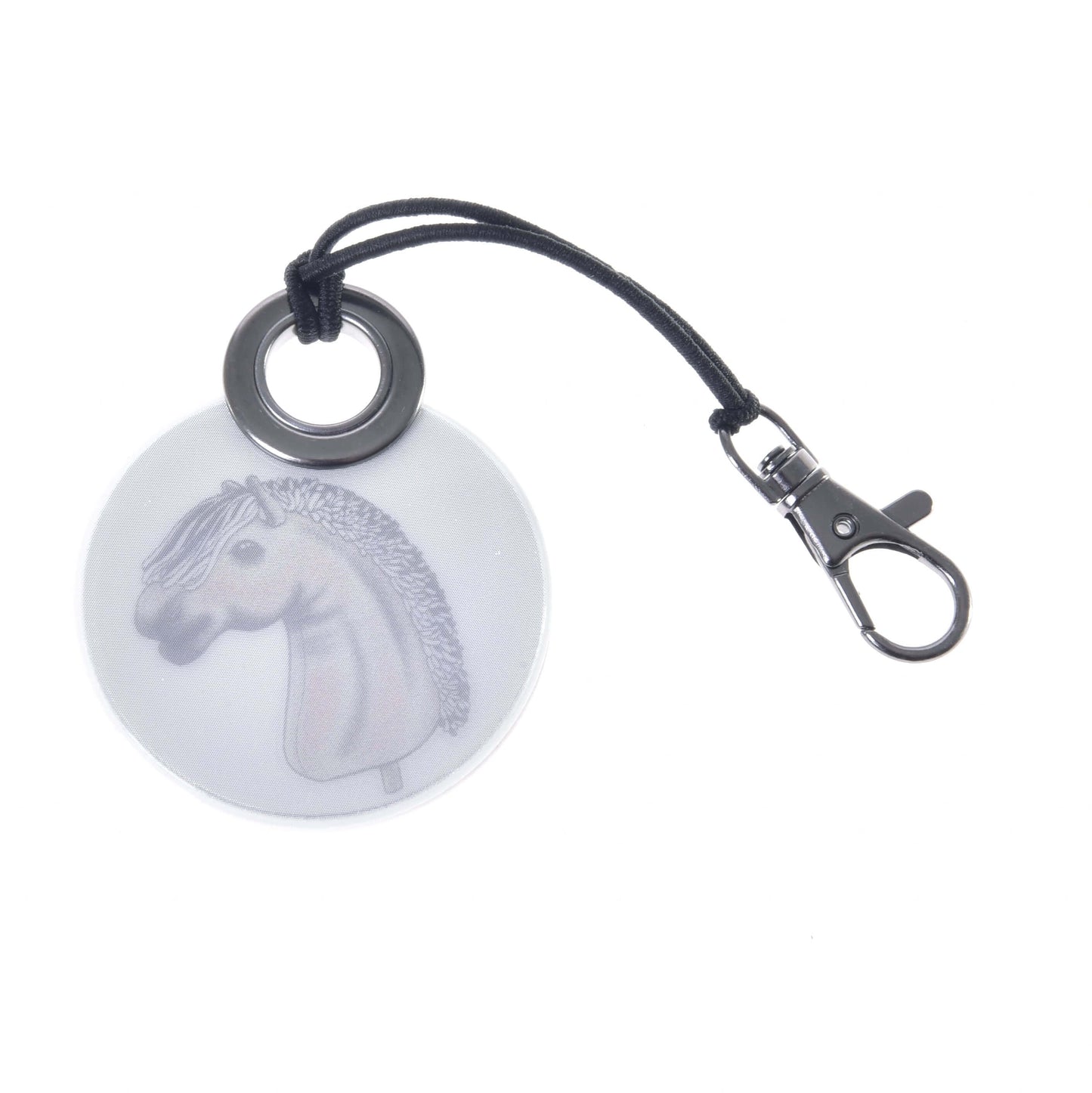 Okrúhla kľúčenka LarDen od Hobby Horse LarDen s ilustráciou konskej hlavy na tyči inšpirovanou Hobby Horsingom, s čiernou šnúrkou a kovovou karabínou – ideálny hravý doplnok pre fanúšikov.