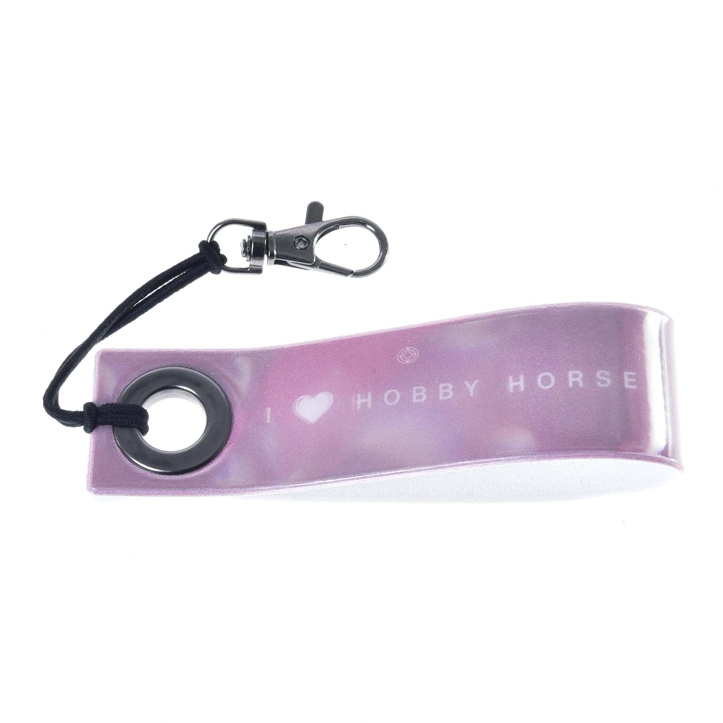 Kľúčenka páska LarDen od Hobby Horse LarDen je ružový doplnok s kovovým krúžkom, čiernou šnúrkou a striebornou karabínou. Má biely nápis „I ♥ HOBBY HORSE“ – ideálna pre každého fanúšika Hobby Horsingu.