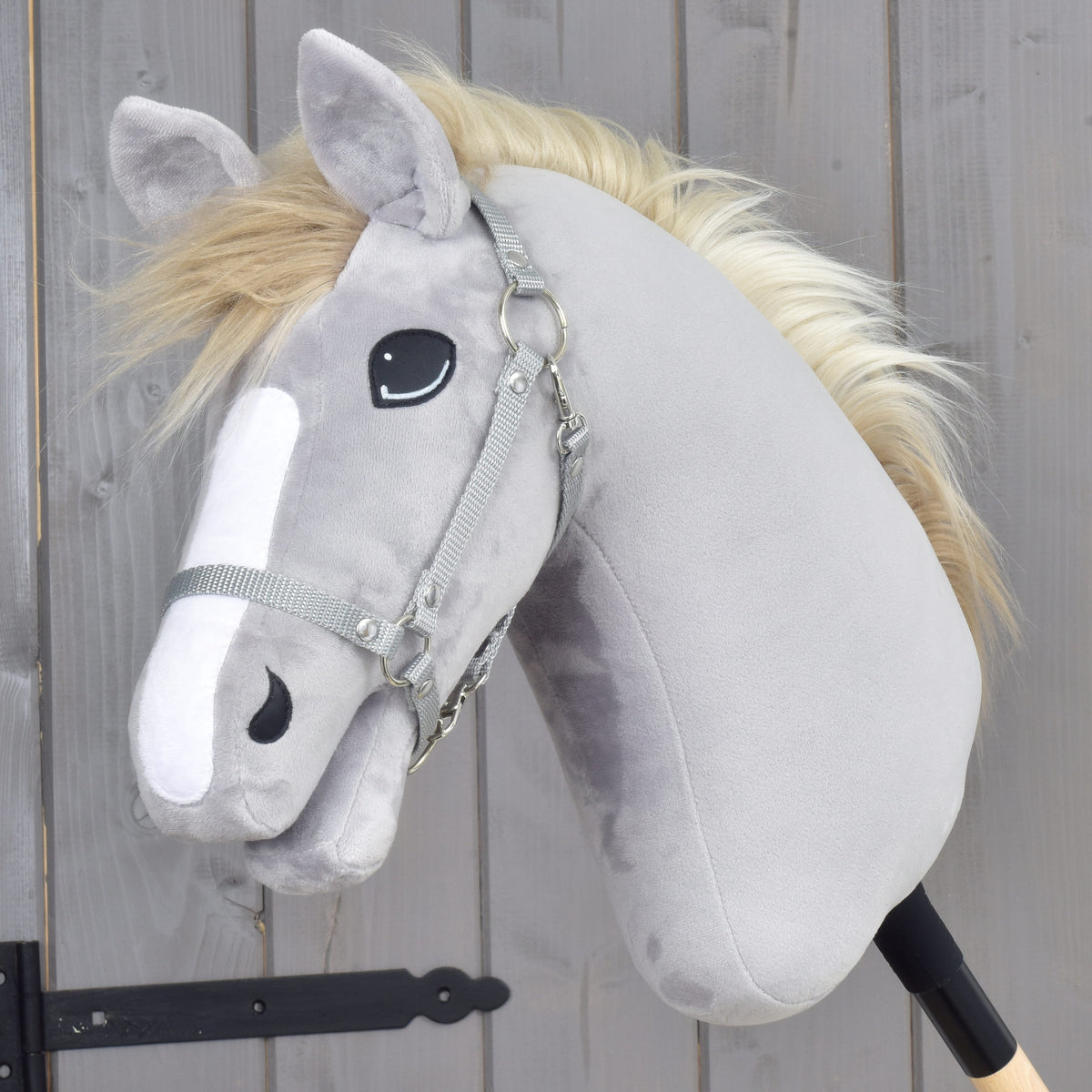 Set Start strieborný (ohlávka + nákrčník + vodidlo + opraty) od Hobby Horse LarDen na sivom plyšovom Hobby Horse s bielou hrivou a uzdečkou, nasadenom na tyči pred dreveným plotom, s realistickými oprátami.